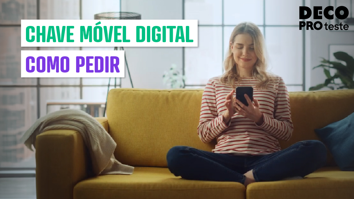 mulher com telemóvel a tratar de chave móvel digital